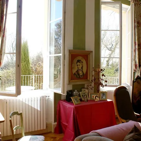 לינה וארוחת בוקר Chateau De Grenier 3*